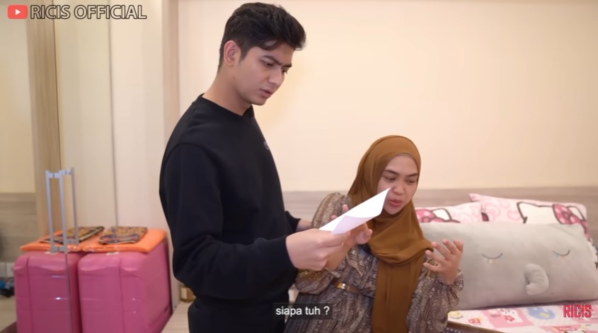 Suami dapat surat dari mantan © YouTube Suami dapat surat dari mantan © YouTube