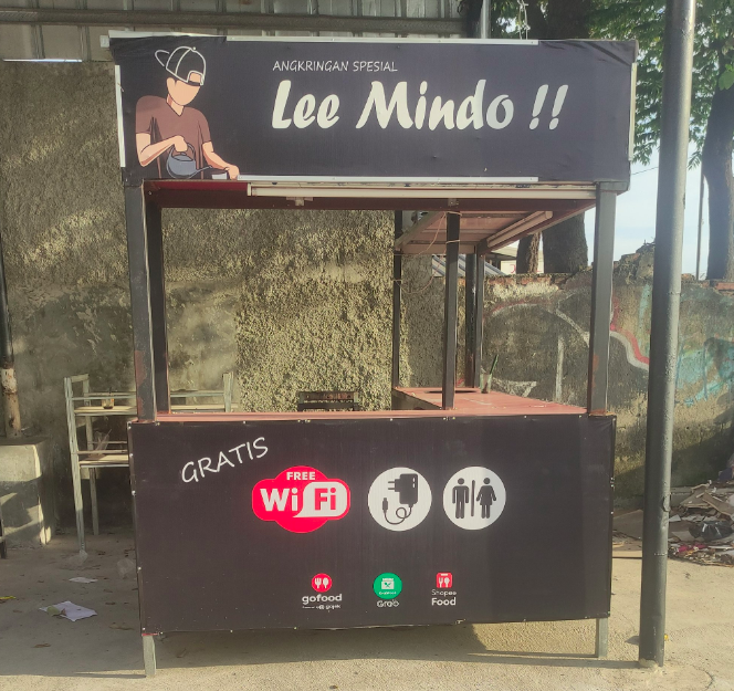 15 Nama tempat makan nyeleneh ini bikin mikir dua kali