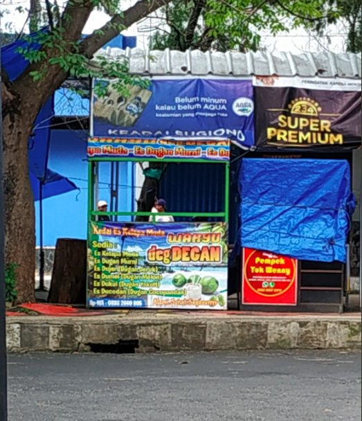 15 Nama tempat makan nyeleneh ini bikin mikir dua kali