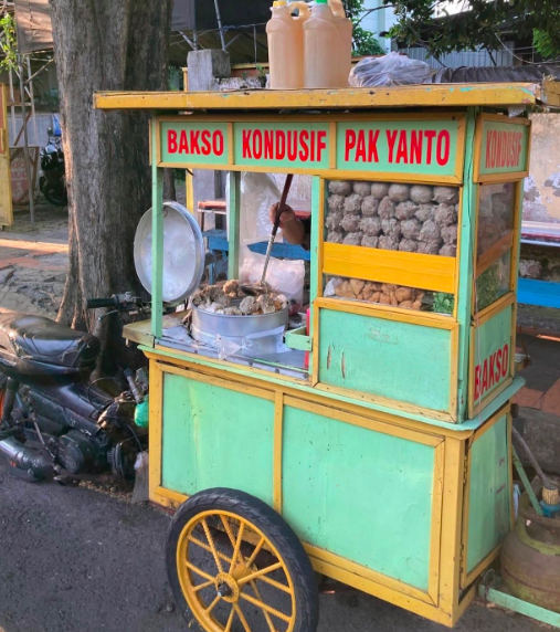 15 Nama tempat makan nyeleneh ini bikin mikir dua kali