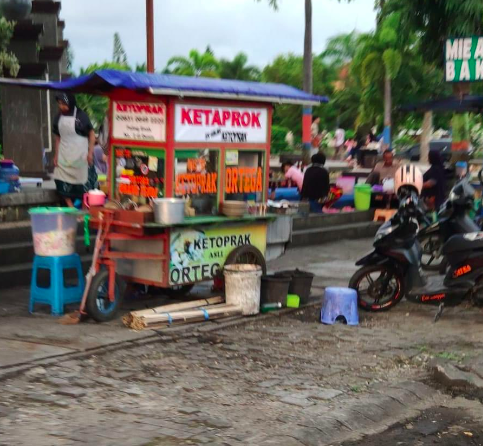 15 Nama tempat makan nyeleneh ini bikin mikir dua kali