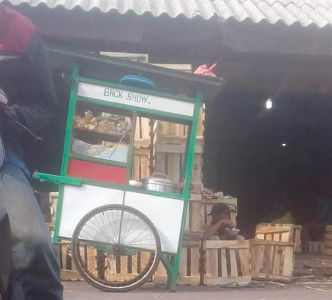 15 Nama tempat makan nyeleneh ini bikin mikir dua kali