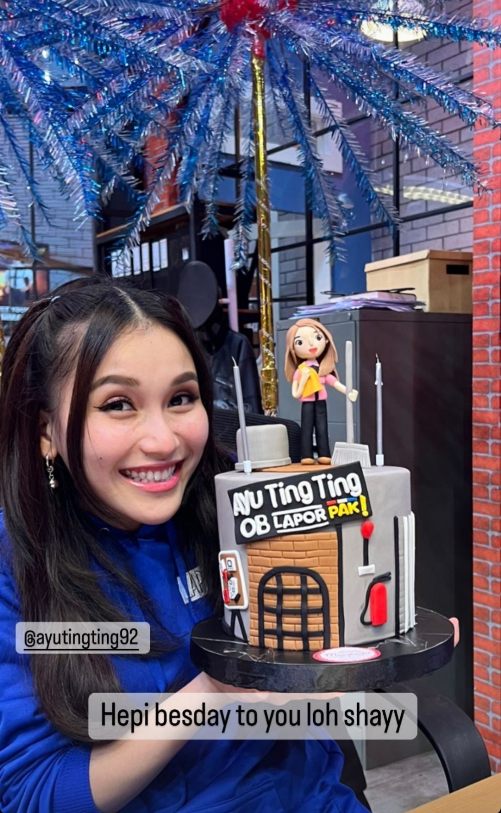 11 Potret kue ultah Ayu Ting Ting ke-30, uniknya bikin tak tega makan