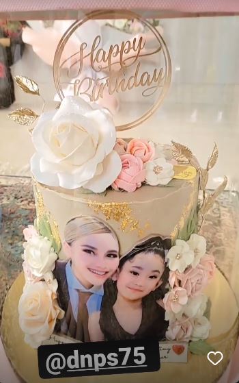 11 Potret kue ultah Ayu Ting Ting ke-30, uniknya bikin tak tega makan