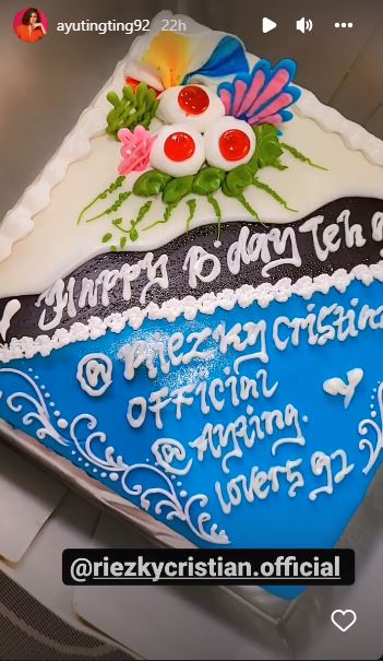 11 Potret kue ultah Ayu Ting Ting ke-30, uniknya bikin tak tega makan