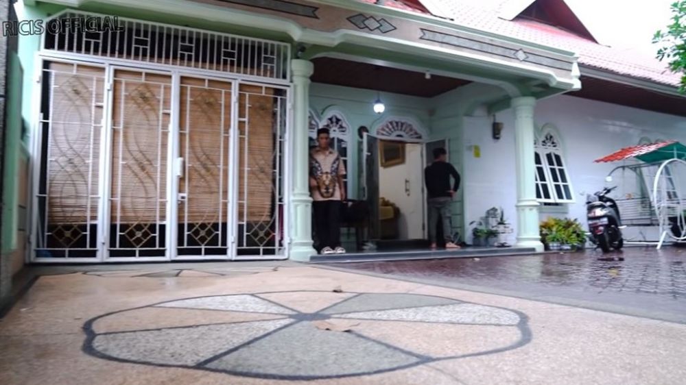 rumah mertua ria ricis di aceh © YouTube rumah mertua ria ricis di aceh © YouTube