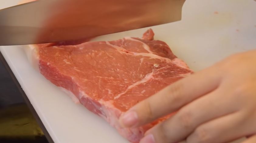 10 Cara Raditya Dika memilih daging untuk steak, berkualitas dan empuk