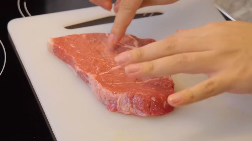 10 Cara Raditya Dika memilih daging untuk steak, berkualitas dan empuk