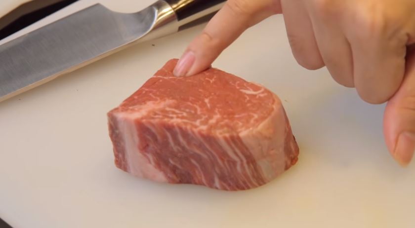 10 Cara Raditya Dika memilih daging untuk steak, berkualitas dan empuk