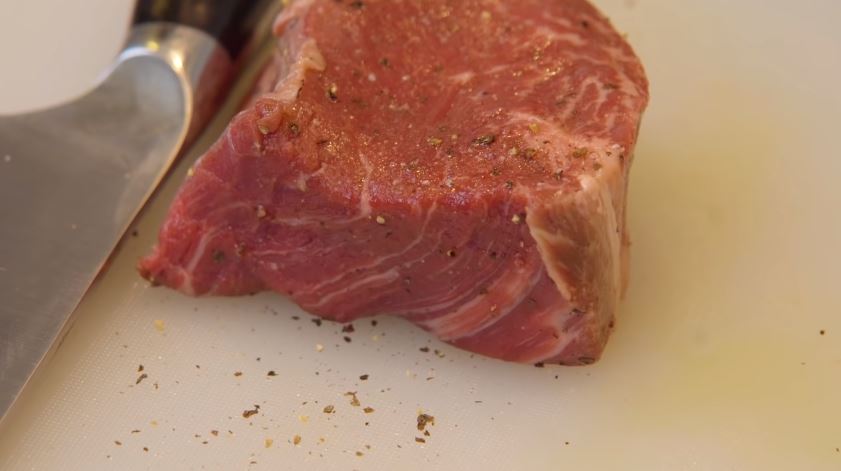 10 Cara Raditya Dika memilih daging untuk steak, berkualitas dan empuk