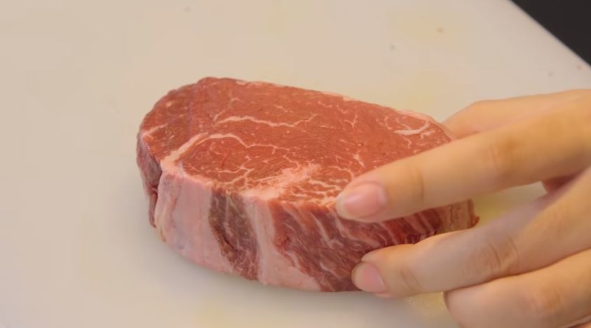 10 Cara Raditya Dika memilih daging untuk steak, berkualitas dan empuk