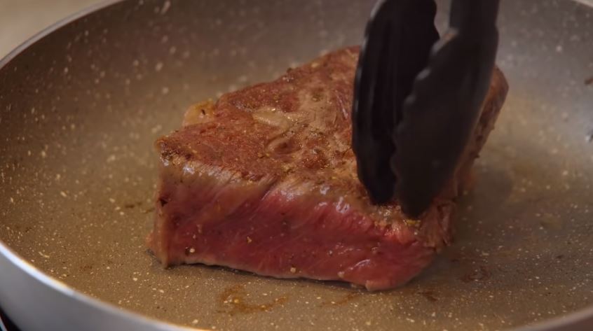 10 Cara Raditya Dika memilih daging untuk steak, berkualitas dan empuk