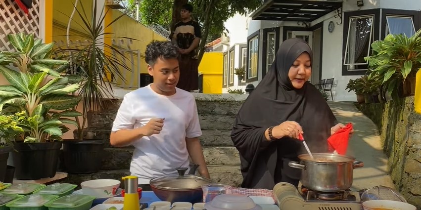 13 Langkah Dewi istri Komeng bikin mi celor asli Palembang, antiamis