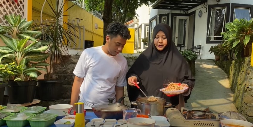 13 Langkah Dewi istri Komeng bikin mi celor asli Palembang, antiamis