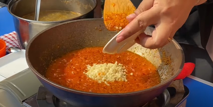 13 Langkah Dewi istri Komeng bikin mi celor asli Palembang, antiamis