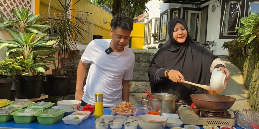 13 Langkah Dewi istri Komeng bikin mi celor asli Palembang, antiamis