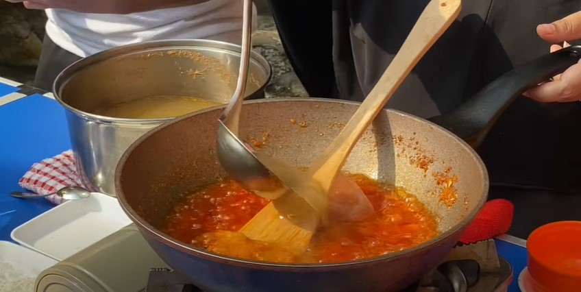 13 Langkah Dewi istri Komeng bikin mi celor asli Palembang, antiamis