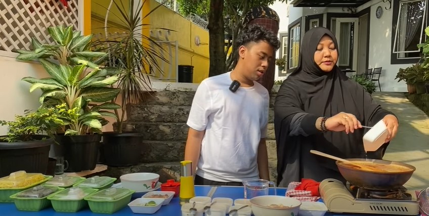 13 Langkah Dewi istri Komeng bikin mi celor asli Palembang, antiamis