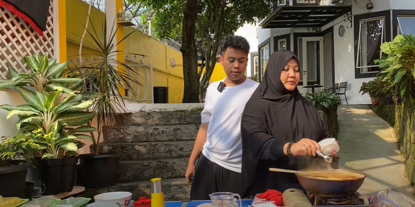 13 Langkah Dewi istri Komeng bikin mi celor asli Palembang, antiamis