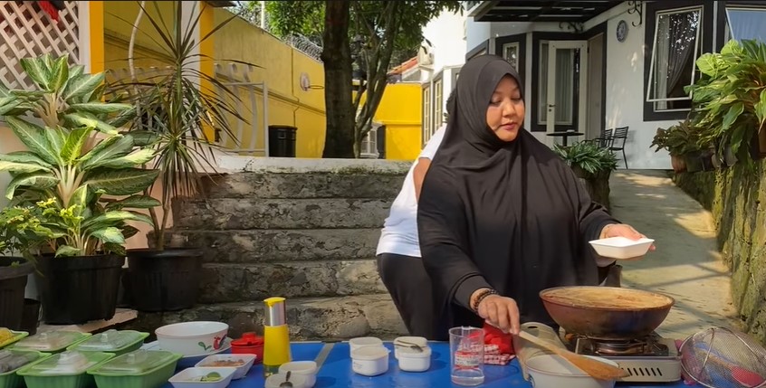 13 Langkah Dewi istri Komeng bikin mi celor asli Palembang, antiamis