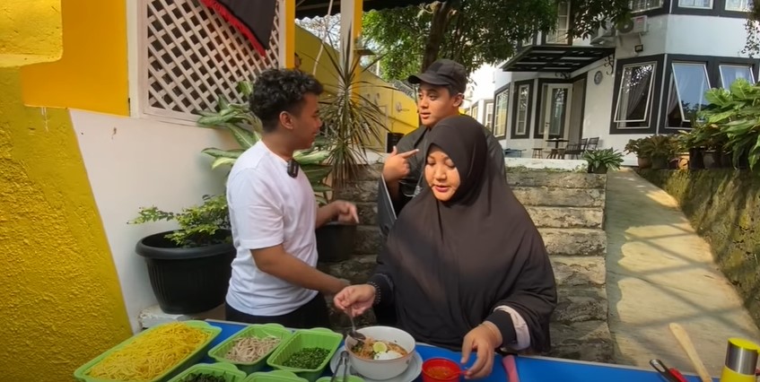 13 Langkah Dewi istri Komeng bikin mi celor asli Palembang, antiamis