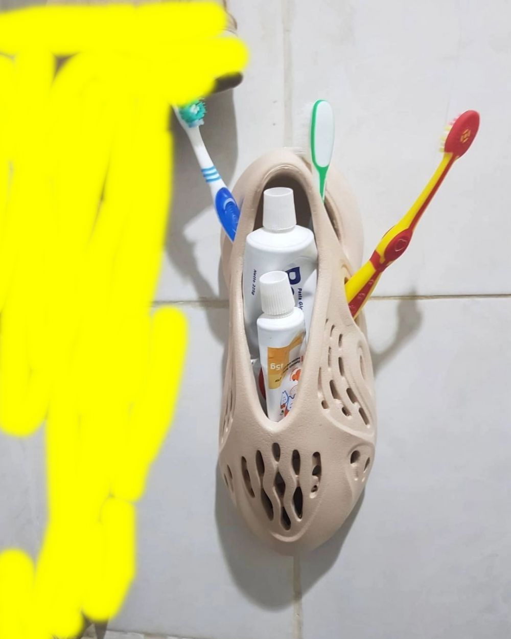 13 Life hack pakai sandal jepit ini kreatifnya bikin geleng kepala