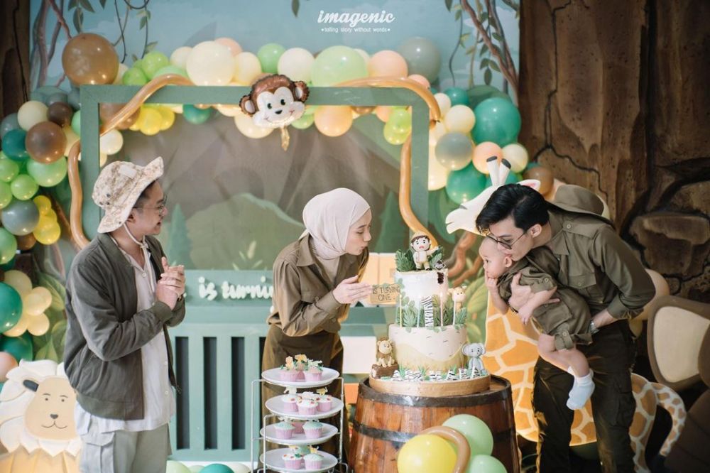 11 Detail kue ultah anak Dinda Hauw, kental nuansa kebun binatang