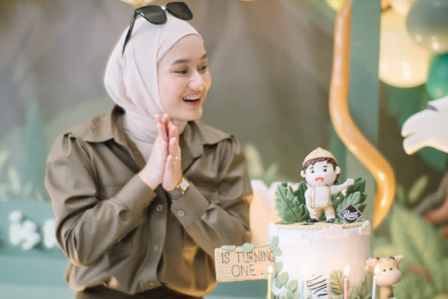 11 Detail kue ultah anak Dinda Hauw, kental nuansa kebun binatang