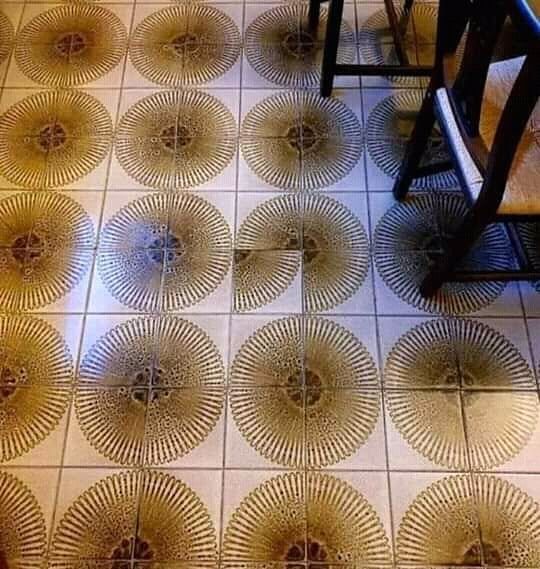 Potret lucu keramik nggak simetris © berbagai sumber