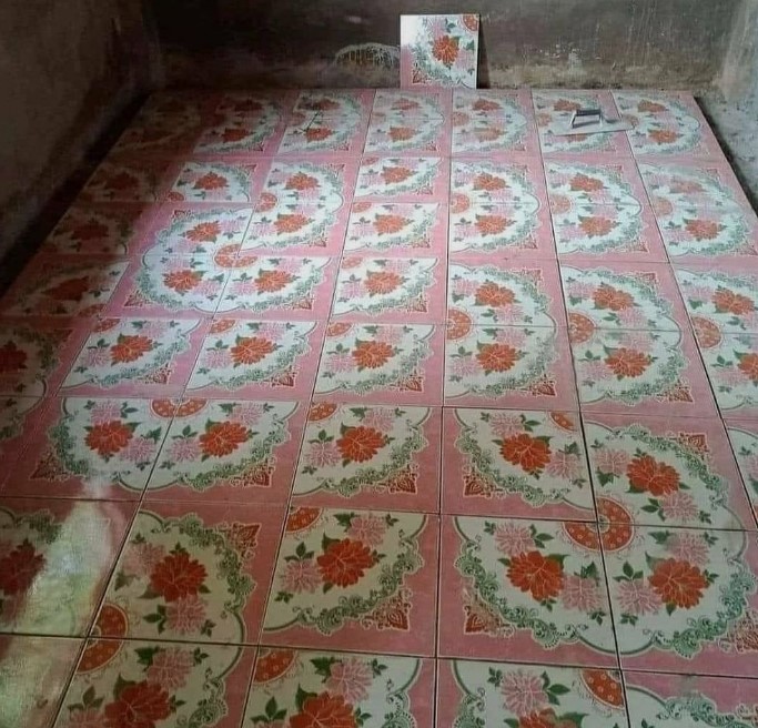 Potret lucu keramik nggak simetris © berbagai sumber