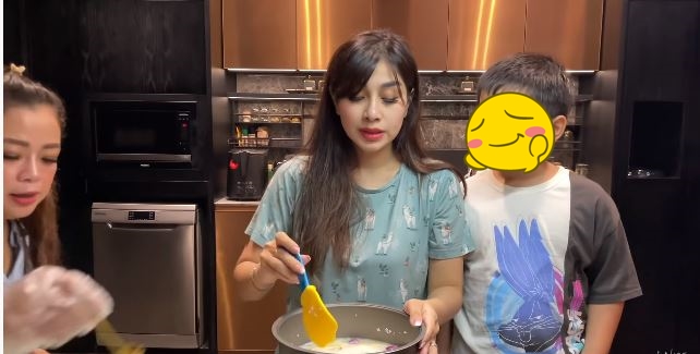 11 Langkah Nisya Ahmad bikin nasi liwet pakai rice cooker, antiribet