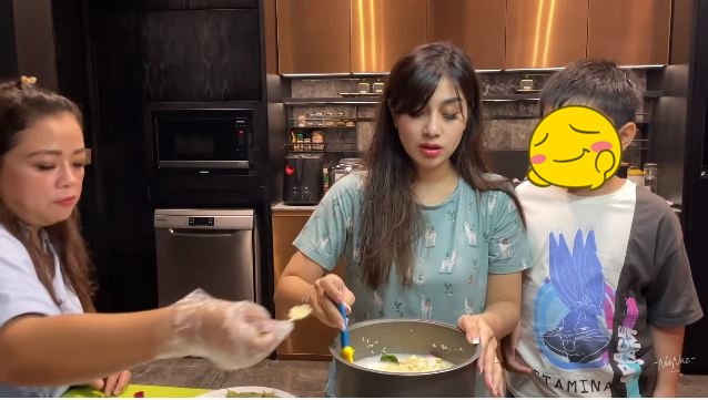 11 Langkah Nisya Ahmad bikin nasi liwet pakai rice cooker, antiribet