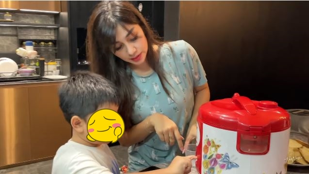 11 Langkah Nisya Ahmad bikin nasi liwet pakai rice cooker, antiribet