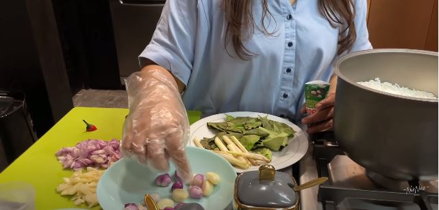 11 Langkah Nisya Ahmad bikin nasi liwet pakai rice cooker, antiribet