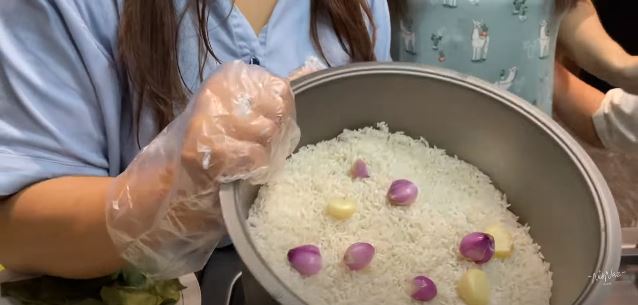 11 Langkah Nisya Ahmad bikin nasi liwet pakai rice cooker, antiribet