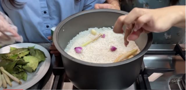 11 Langkah Nisya Ahmad bikin nasi liwet pakai rice cooker, antiribet