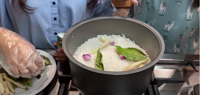 11 Langkah Nisya Ahmad bikin nasi liwet pakai rice cooker, antiribet
