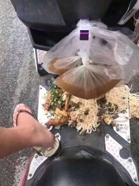 Momen apes orang pesan makanan © berbagai sumber