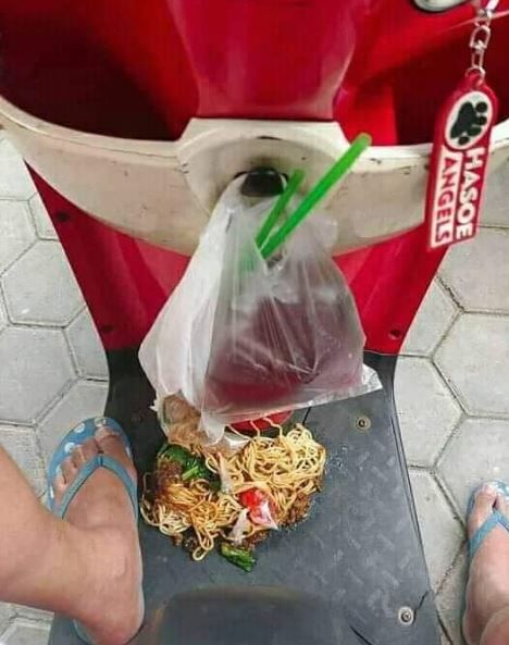 Momen apes orang pesan makanan © berbagai sumber