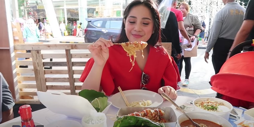 10 Menu mukbang sederhana Nagita Slavina, serba makanan kaki lima