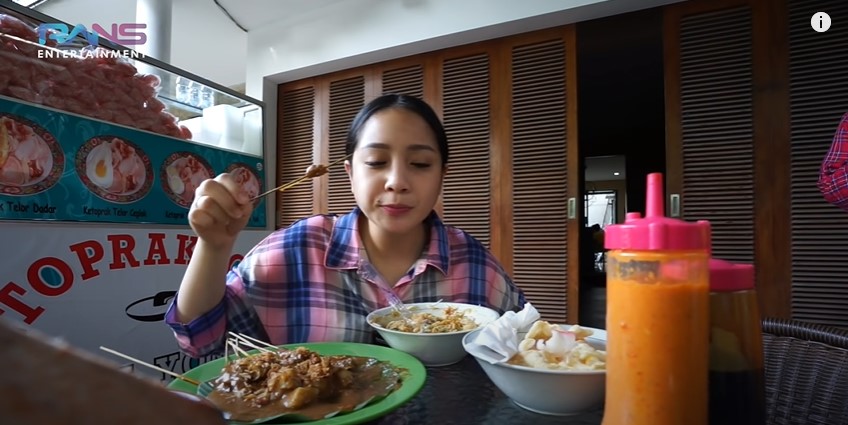 10 Menu mukbang sederhana Nagita Slavina, serba makanan kaki lima