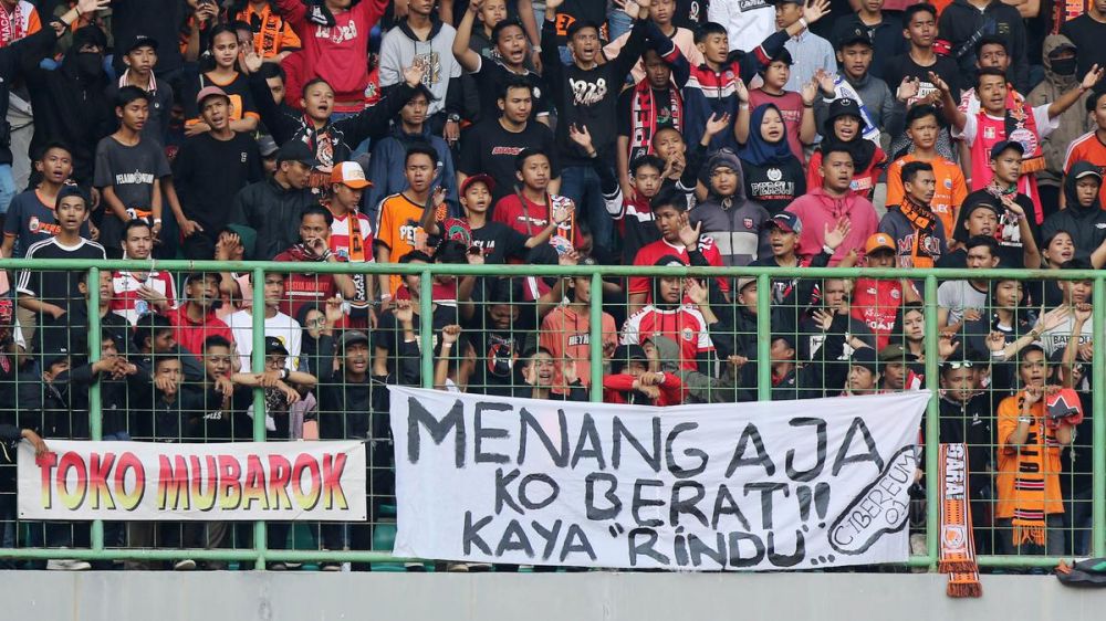 spanduk suporter istimewa