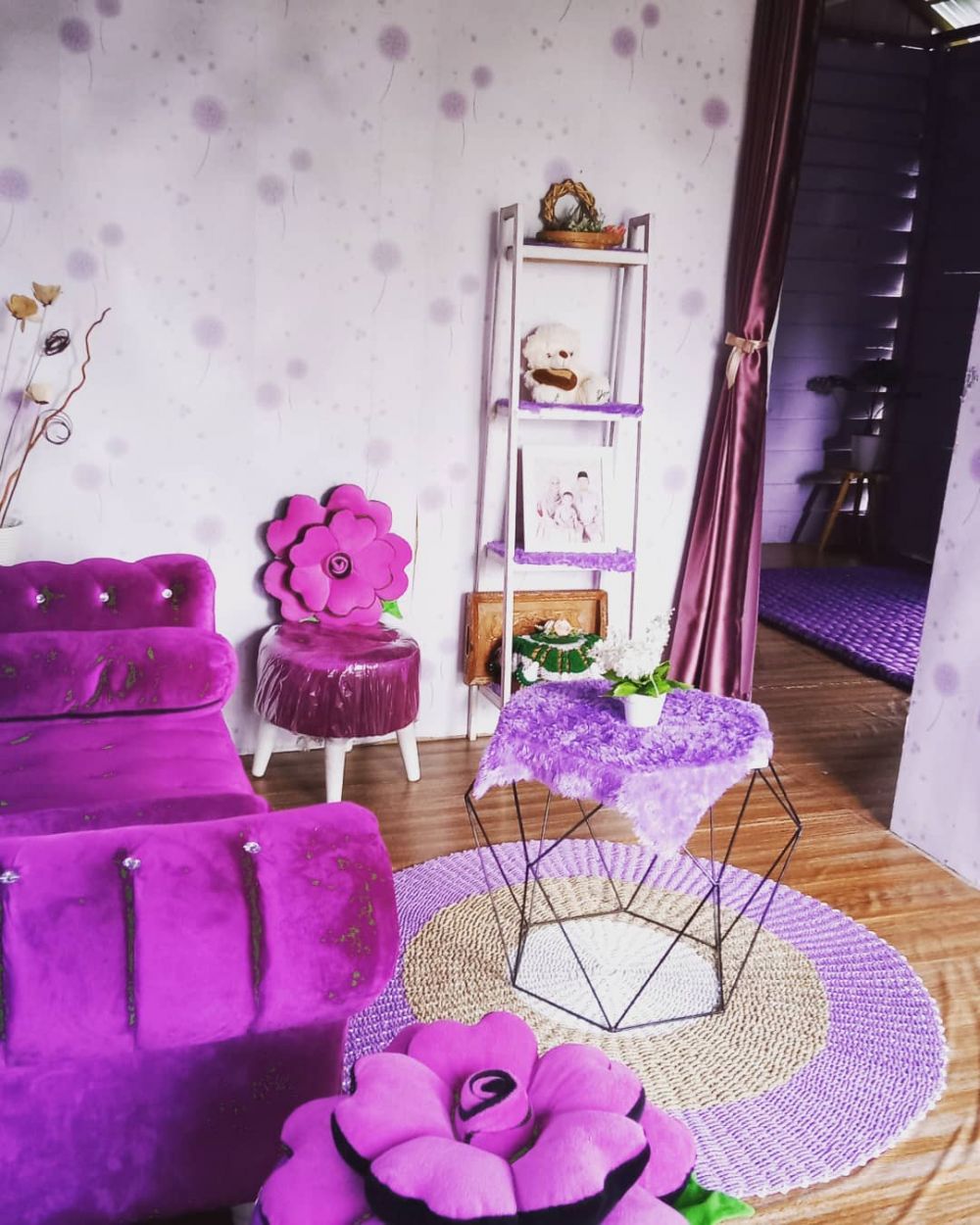 rumah ungu tepi sungai © berbagai sumber