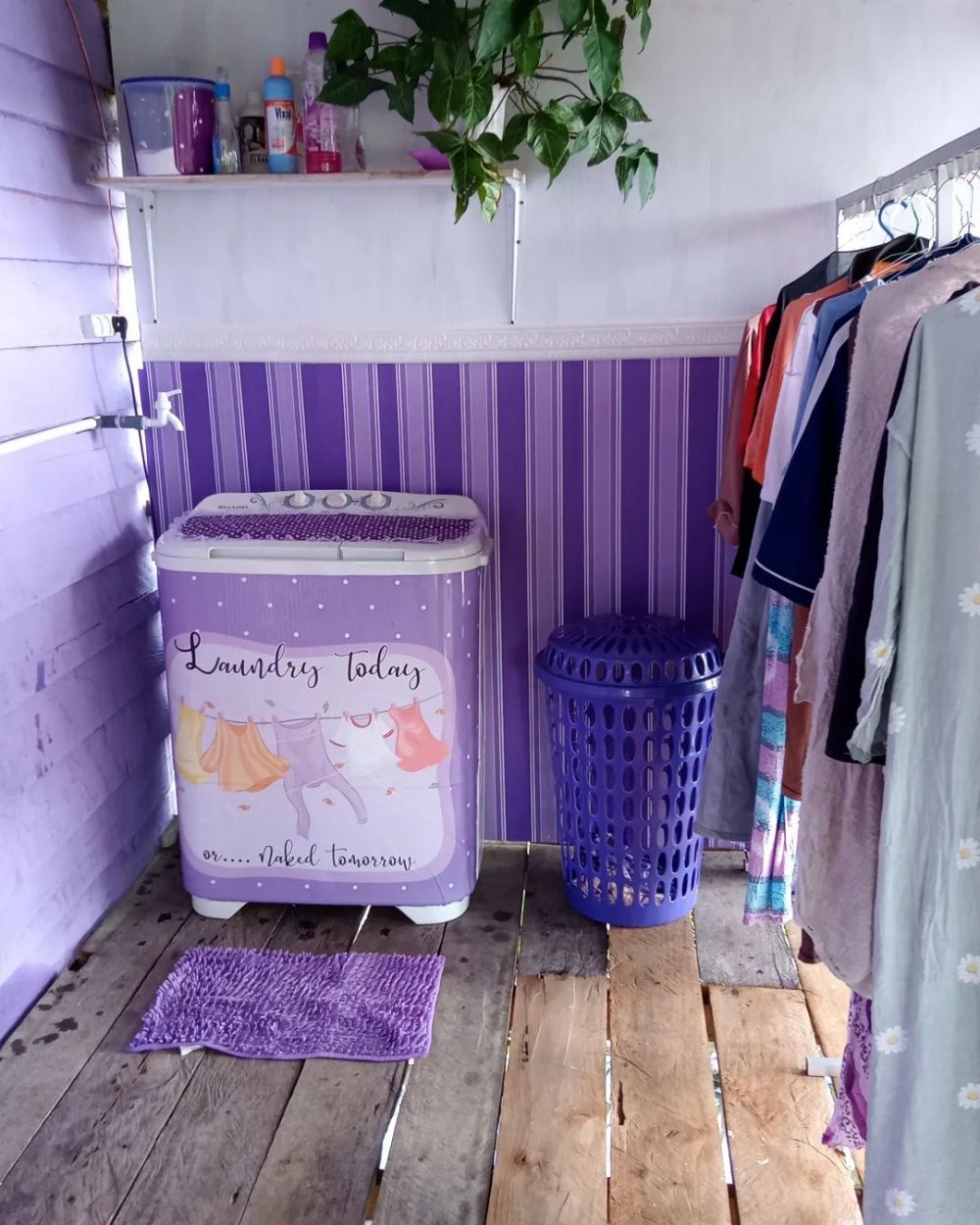 rumah ungu tepi sungai © berbagai sumber