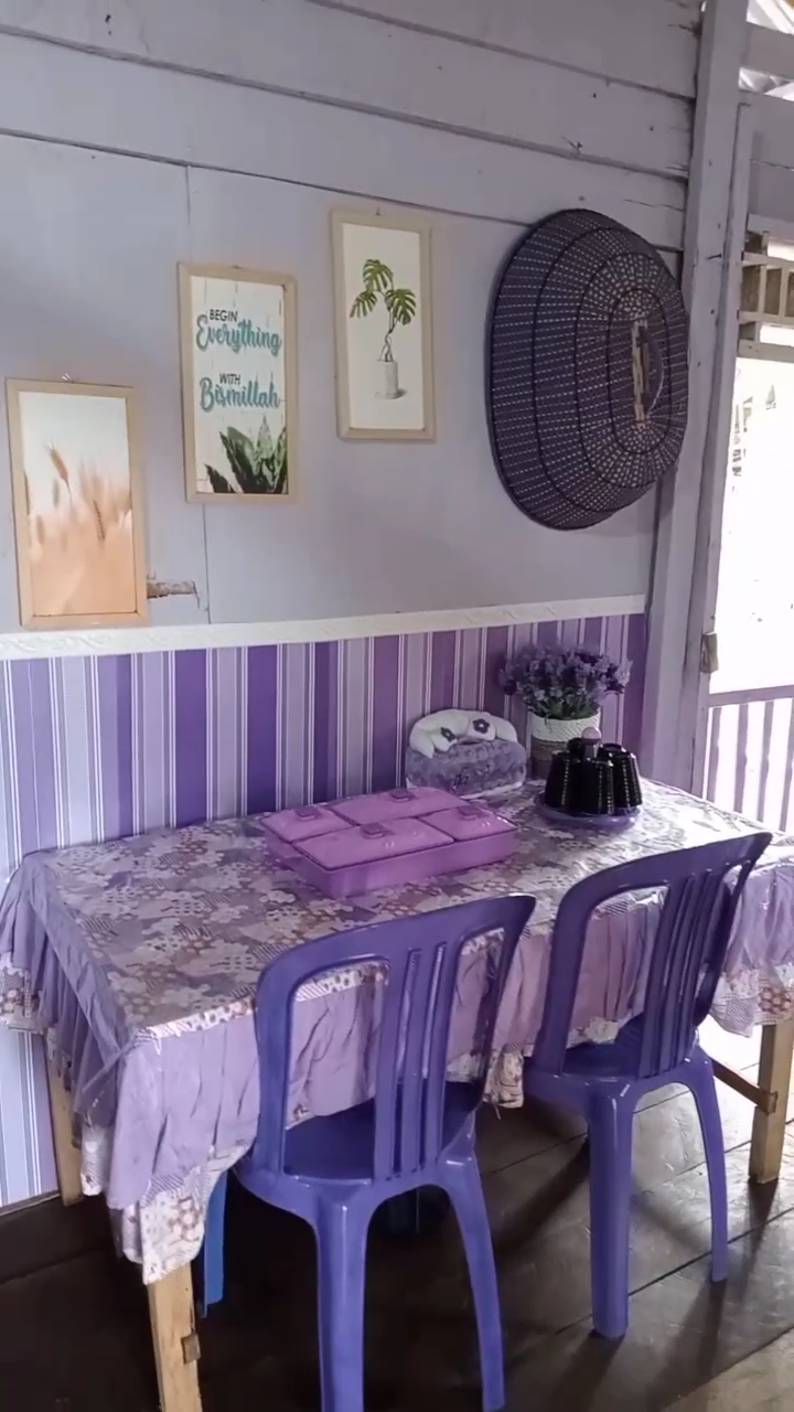 13 Potret isi rumah ungu tepi sungai, desain interiornya ciamik
