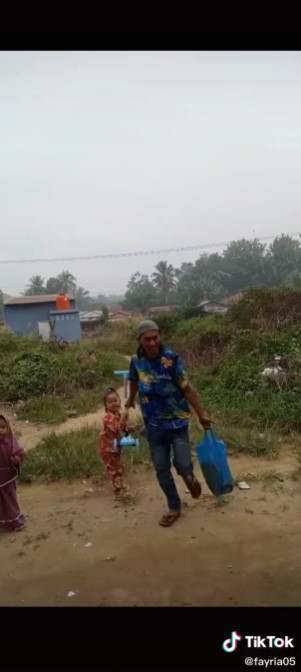 Momen ayah tunjukkan hadiah untuk putrinya © TikTok Momen ayah tunjukkan hadiah untuk putrinya © TikTok