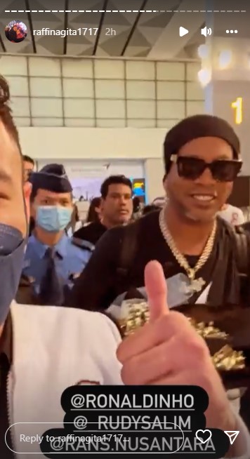 Momen Ronaldinho tiba di Indonesia © Instagram