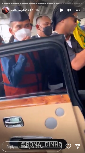 Momen Ronaldinho tiba di Indonesia © Instagram