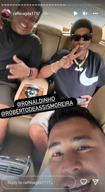 Momen Ronaldinho tiba di Indonesia © Instagram