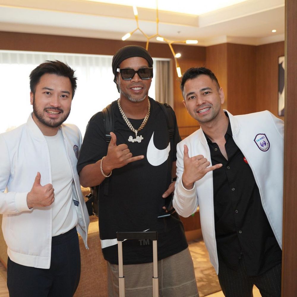 Momen Ronaldinho tiba di Indonesia © Instagram